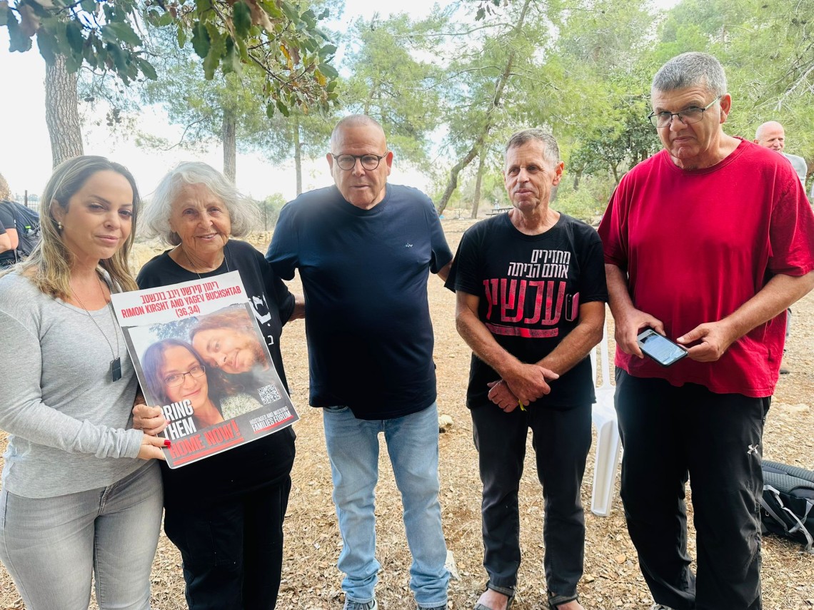 יו"ר ההסתדרות ארנון בר-דוד והילה קניסטר עם משפחות החטופים