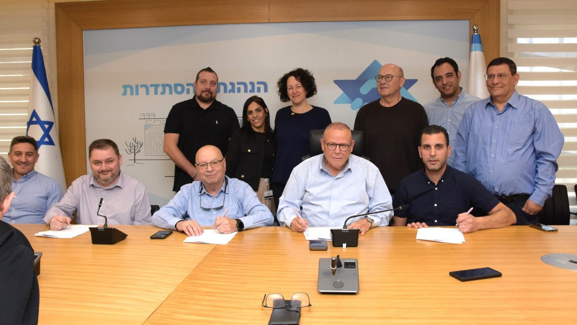 מעמד חתימת ההסכם. צילום: יסמין גיל, דוברות ההסתדרות